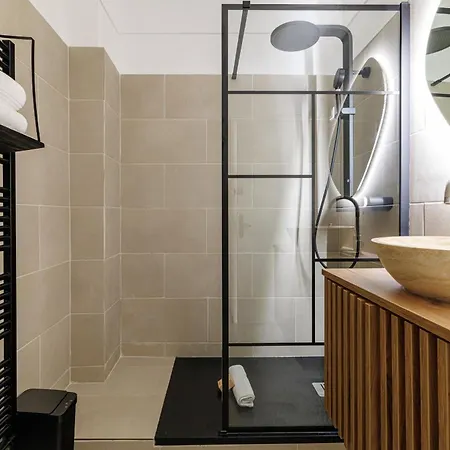 아파트 Wide & Cozy 1 Bdr Downtown 니스