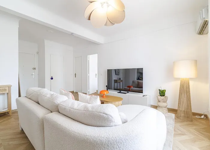 Wide & Cozy 1 Bdr Downtown Nice