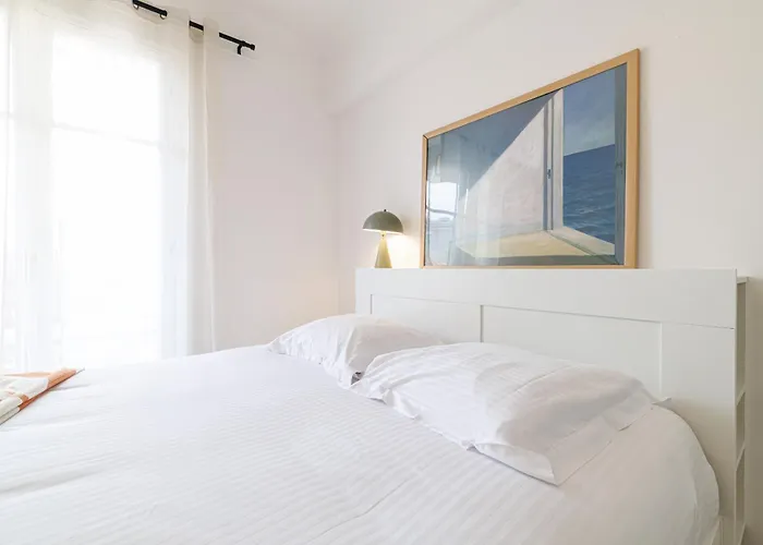 Wide & Cozy 1 Bdr Downtown *
