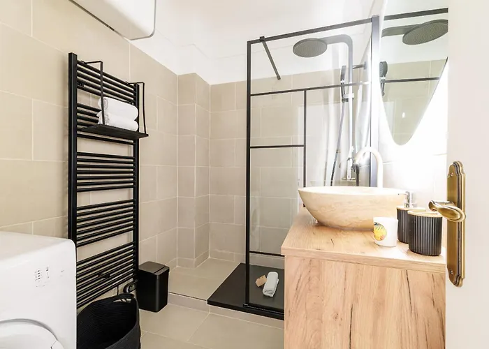 Wide & Cozy 1 Bdr Downtown